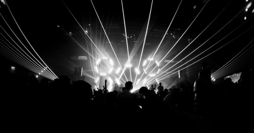 Plenerowe pokazy laserowe organizowane przez markę RVoice