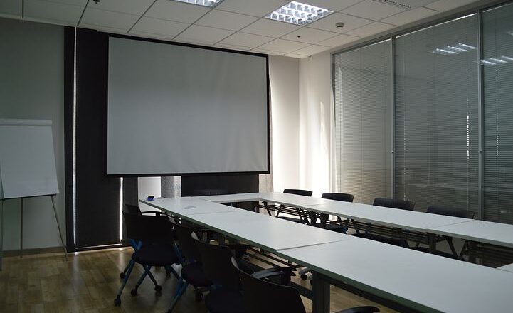 Sala na konferencję czy szkolenie – jak wybrać odpowiednią